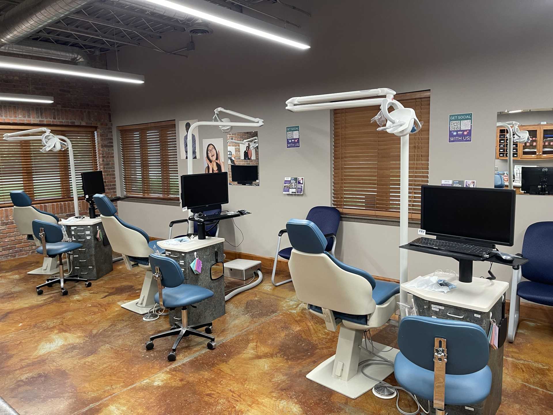 FryOrtho_Lawrence2 Room with patient chairs and computers