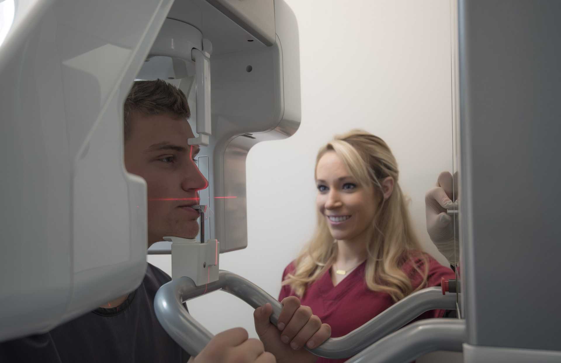 © Aaron Lindberg Photography Www.aaronlindberg.com Picture of man receiving panoramic digital X-ray